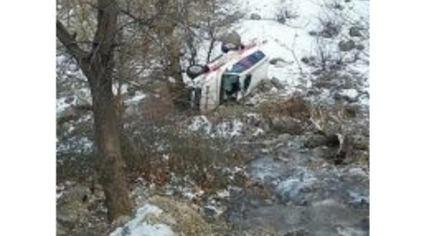 Ambulans Şarampole Yuvarlandı: 3 Yaralı