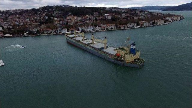 Yeniköy’de Karaya Oturan Gemiyi Kurtarma Çalışmaları Havadan Görüntülendi
