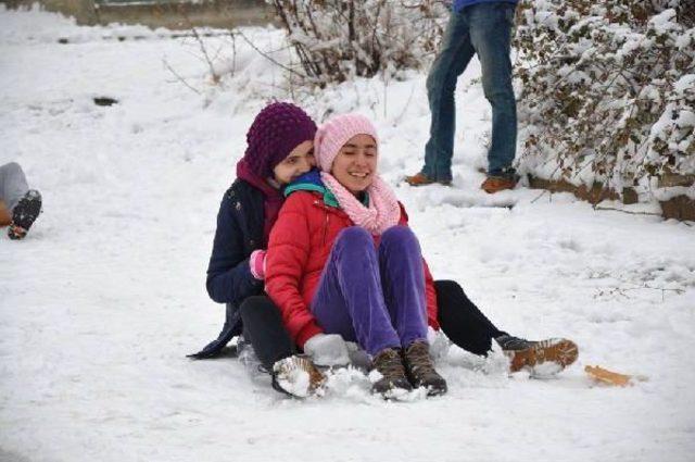 Belediye Başkanı, Çocuklarla Kar Topu Oynayıp Kızakla Kaydı