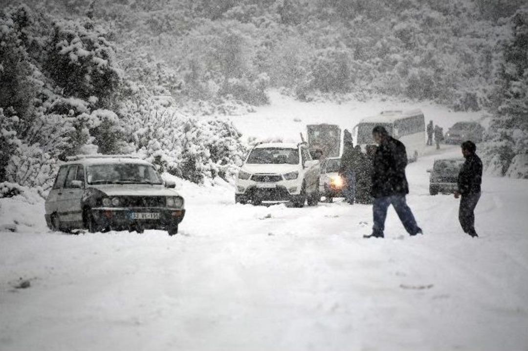 Mersin&rsquo;de Kar Yolları Kapattı, Vatandaş Zor Anlar Yaşadı