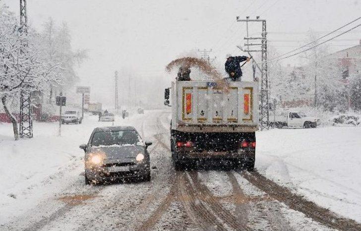 Mersin’de Kar Yolları Kapattı, Vatandaş Zor Anlar Yaşadı G4