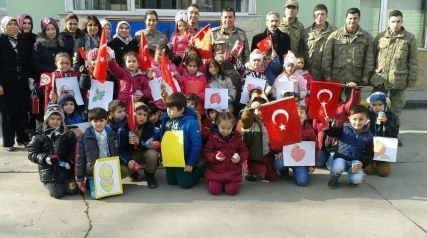 Niksar&rsquo;da Minik &Ouml;ğrencilerden Jandarmaya Moral