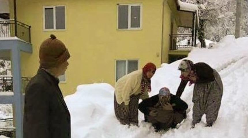 Alanya&rsquo;da Karda Mahsur Kalan Kadın Hasta Kurtarıldı