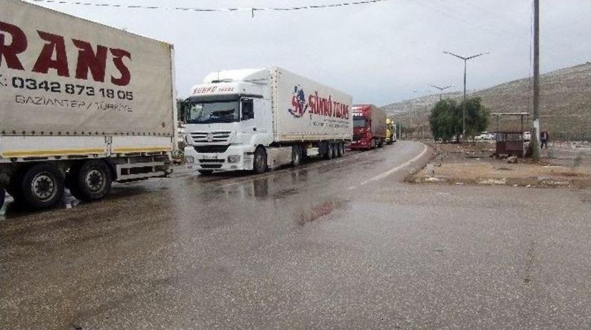 Yardım Tırları Sınırdan Ge&ccedil;ti