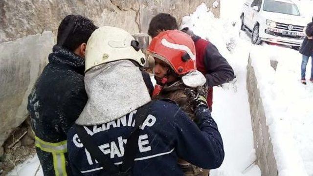 Kartopu Oynarken Çukura Düşen Çocuğu Itfaiye Kurtardı