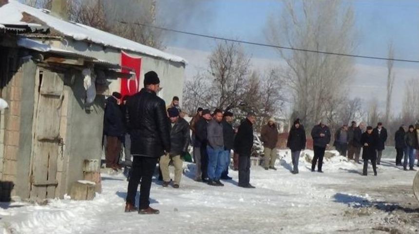 Şehidin Baba Ocağı Bayraklarla Donatıldı