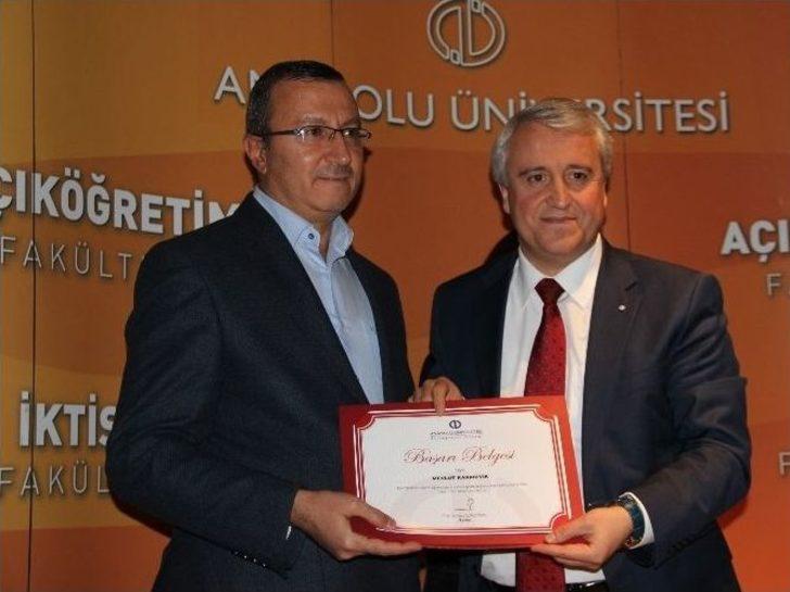 Rektör Gündoğan, Konya’da Açıköğretim Sisteminin Başarılı Öğrencileriyle Bir Araya Geldi G4