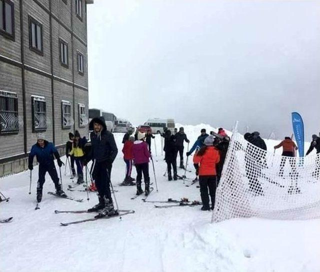 Ömü’lü Öğrencilere Kayak Dersi