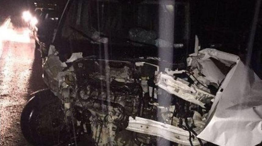 Otomobil Bariyerlere &Ccedil;arptı: 2 Yaralı