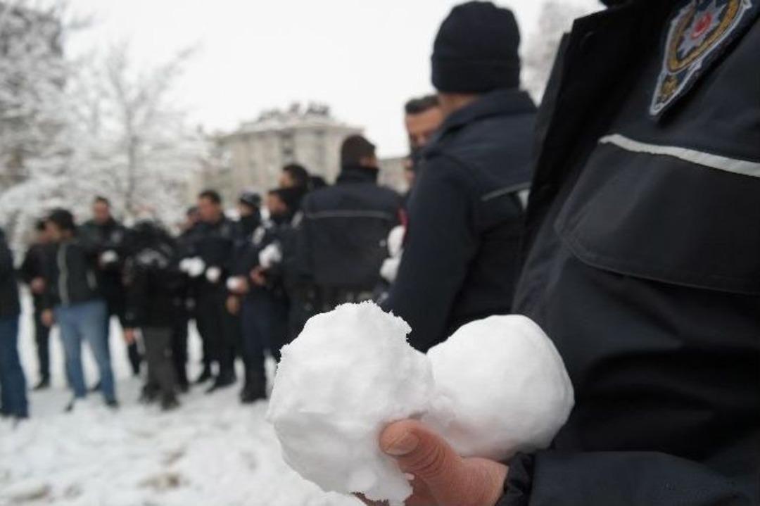 &Ccedil;evik Kuvvet İle Vatandaşın Kartopu Savaşı