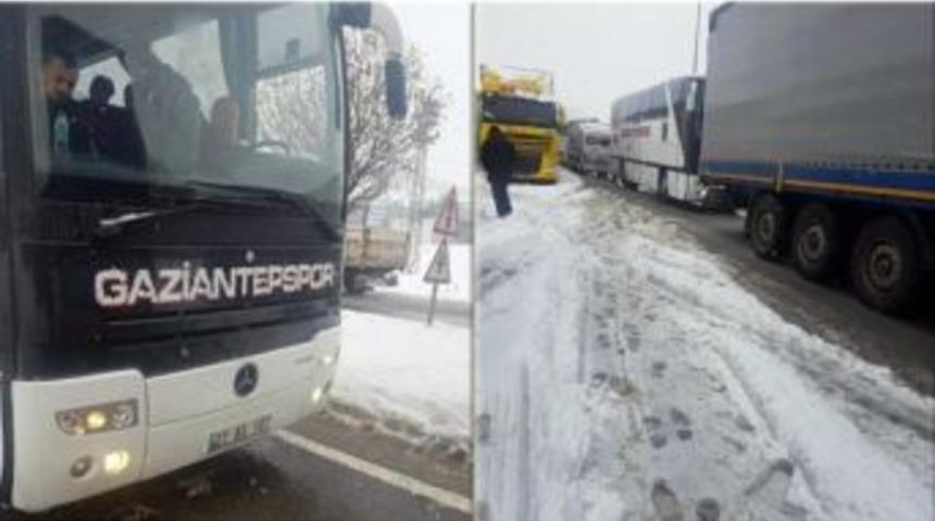 Gaziantepspor Kafilesi Karayolunda Mahsur Kaldı
