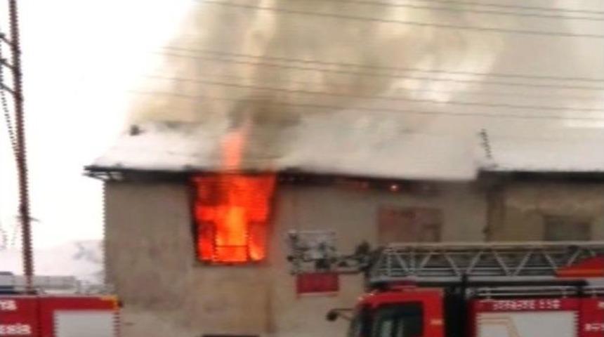 Metruk Evde Yangın &Ccedil;ıktı