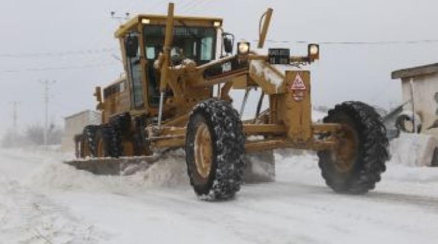 Karaman&rsquo;da K&ouml;y Yollar Ulaşıma Kapandı, Okul Tatili Uzatıldı