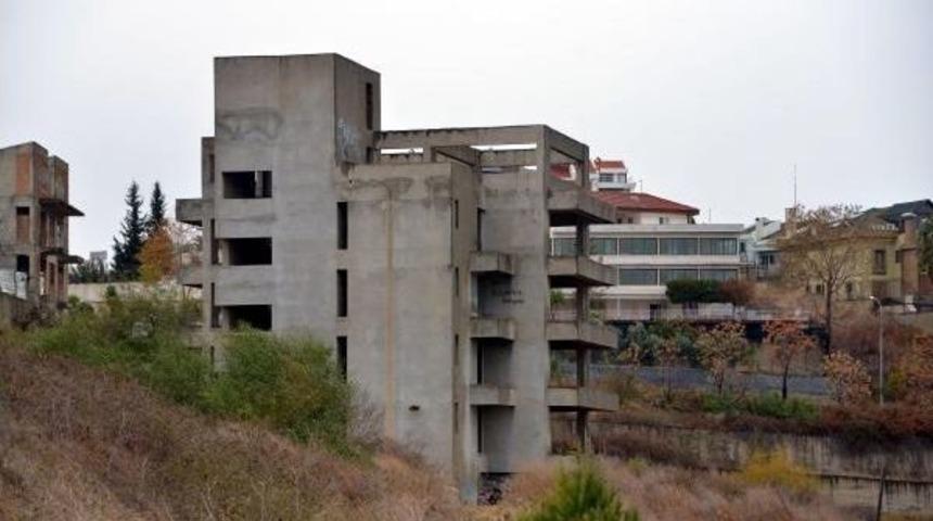 Duvara 'celo, Hızlandık&ccedil;a Azalıyoruz' Yazıp &Ouml;l&uuml;me Atladı