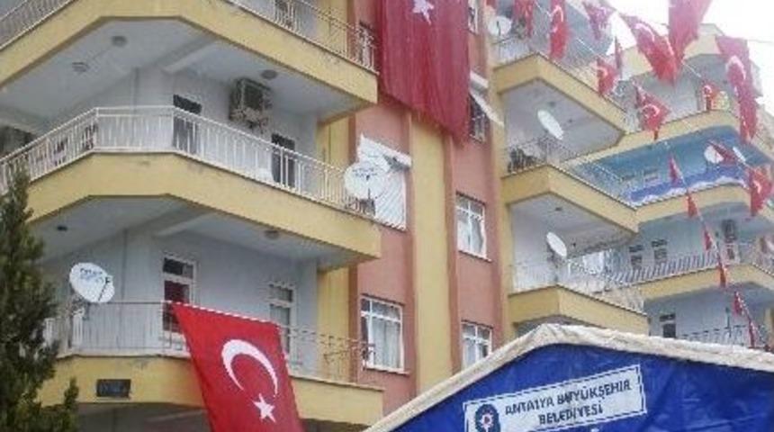 Antalyalı Şehidin Evine Dev T&uuml;rk Bayrağı Asıldı