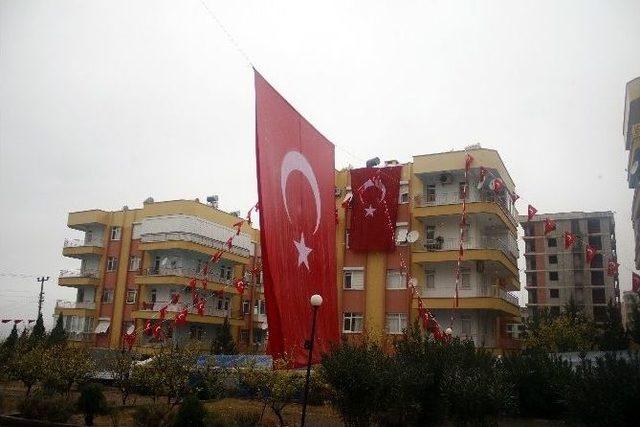 Antalyalı Şehidin Evine Dev Türk Bayrağı Asıldı