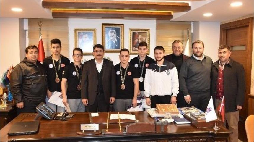 Başarılı Sporculardan Başkan &Ccedil;elik&rsquo;e Ziyaret