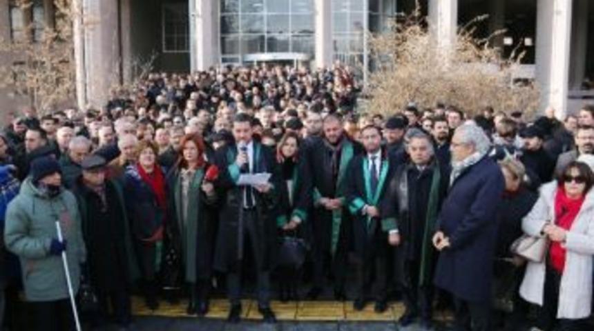 Avukatlardan &rsquo;taşınma&rsquo; Protestosu