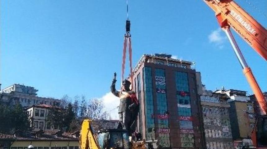 Atat&uuml;rk Heykelinin Taşınmasında Gerginlik