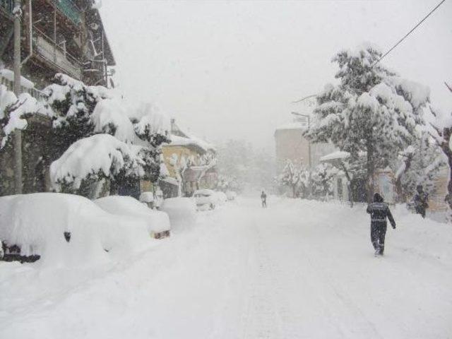 Ermenek'te Kardan Yollar Kapandı, Ağağı Kırılan Kadın Sırtta Taşındı