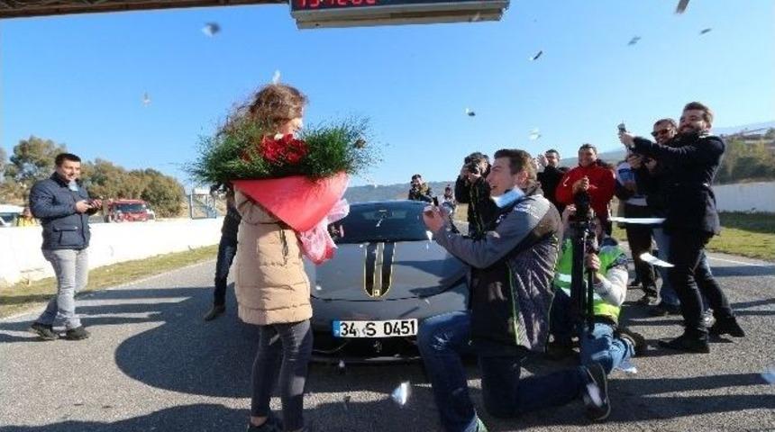 Yarış Pistinde S&uuml;rpriz Evlenme Teklifi