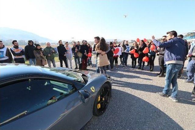 Yarış Pistinde Sürpriz Evlenme Teklifi