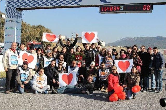 Yarış Pistinde Sürpriz Evlenme Teklifi