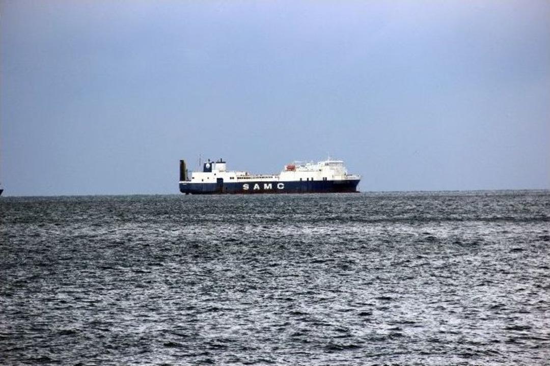 "hayalet Gemi" Fırtına İle Boğuşuyor