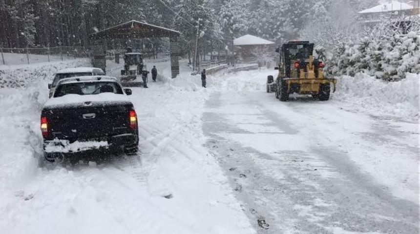 Karın Kapattığı Yollar B&uuml;y&uuml;kşehir Ekipleri Tarafından A&ccedil;ılıyor