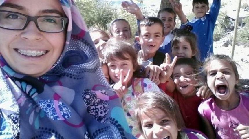 Kendini &Ouml;ğrencilerine Adadı