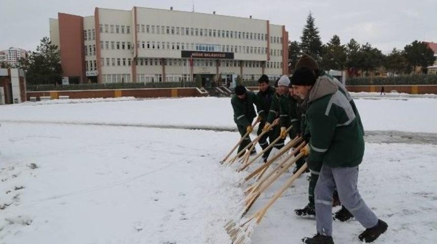 Niğde Belediyesi Karla M&uuml;cadele Ekipleri 7/24 Mesaide