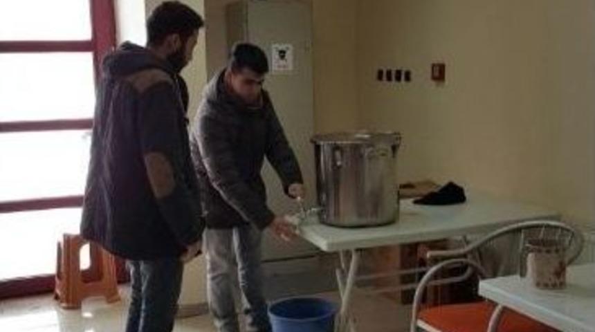 &Uuml;niversite &Ouml;ğrencilerine Belediye&rsquo;den Sıcak İkram