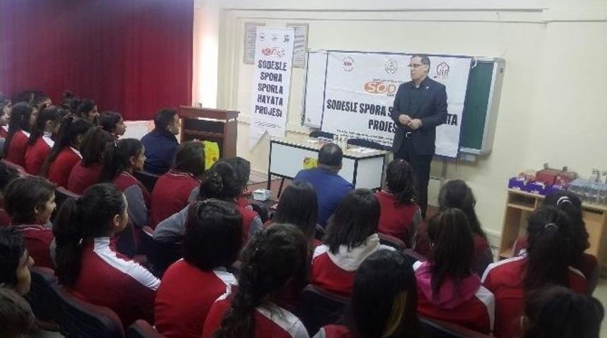 Gazeteci İ&ccedil;in, &Ouml;ğrencilere Konferans Verdi