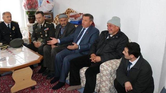 Burdur Valisi Yılmaz, Şehit Dedesini Ziyaret Etti