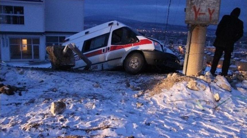 Tavşanlı&rsquo;da Hasta Taşıyan Ambulans Kaza Yaptı: 5 Yaralı