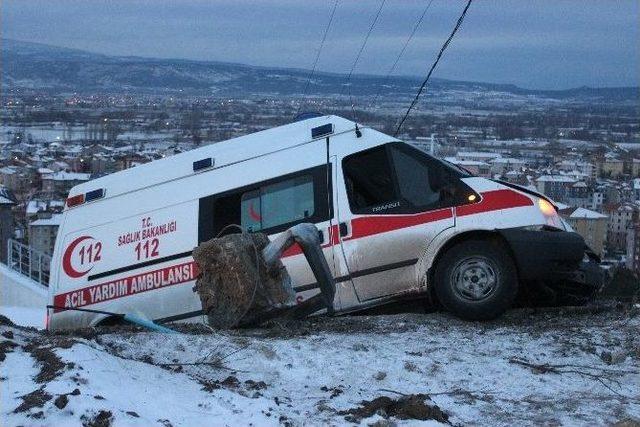 Tavşanlı’da Hasta Taşıyan Ambulans Kaza Yaptı: 5 Yaralı