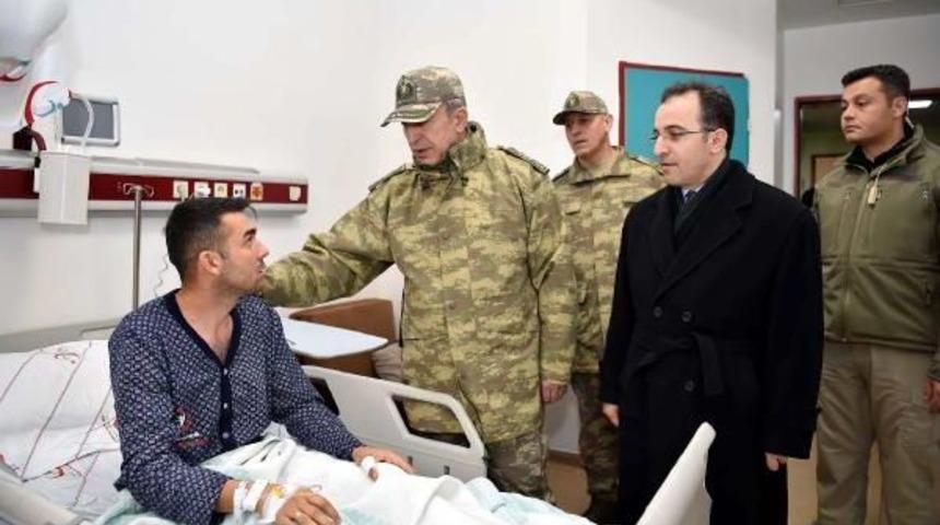 Genelkurmay Başkanı Akar, Yaralı Askerleri Ziyaret Etti (2)