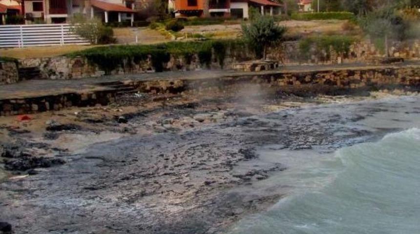 Lady Tuna'dan Sızan Yakıt, &Ccedil;eşme Kıyılarına Vurdu
