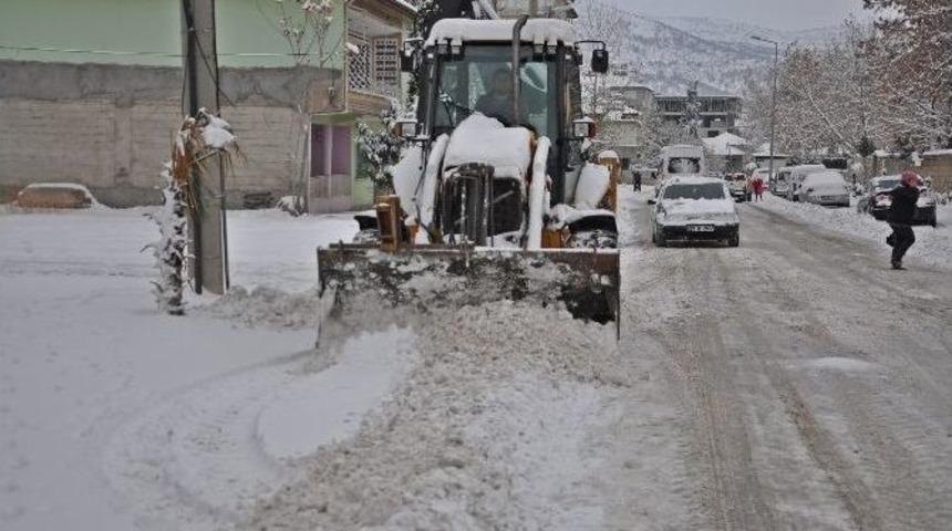 G&ouml;lbaşı İl&ccedil;esinde Karla M&uuml;cadele S&uuml;r&uuml;yor