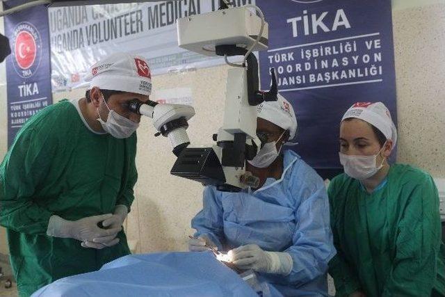 Azerbaycanlı Ve Türk Doktorlar Uganda’da Uygulamalı Katarakt Eğitimi Verdi