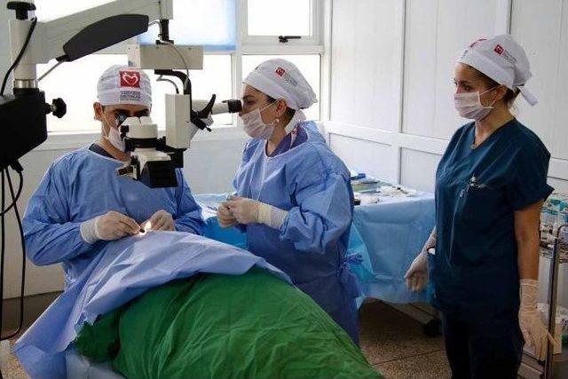 Azerbaycanlı Ve Türk Doktorlar Uganda’da Uygulamalı Katarakt Eğitimi Verdi