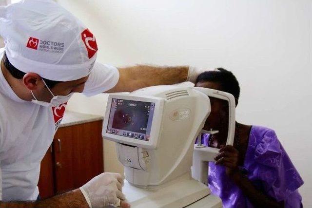 Azerbaycanlı Ve Türk Doktorlar Uganda’da Uygulamalı Katarakt Eğitimi Verdi