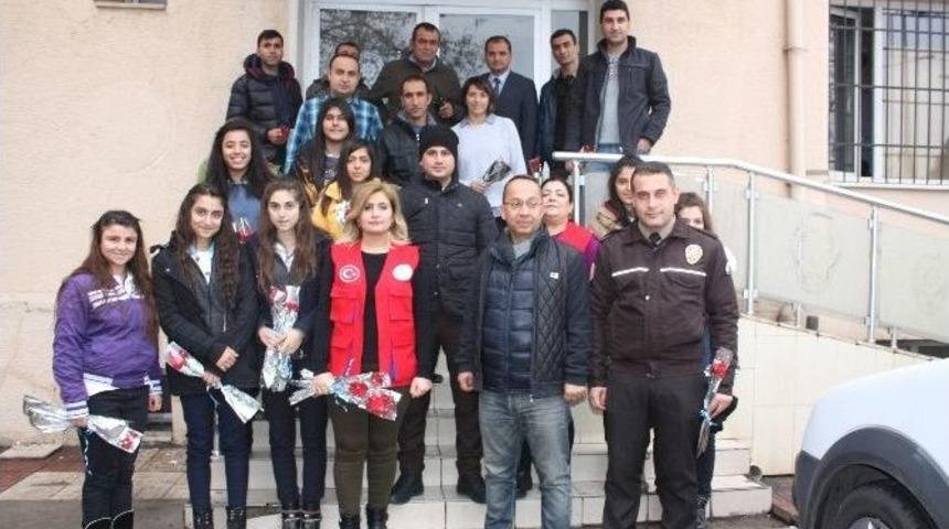 Diyarbakırlı Gen&ccedil;lerden Polise Karanfil