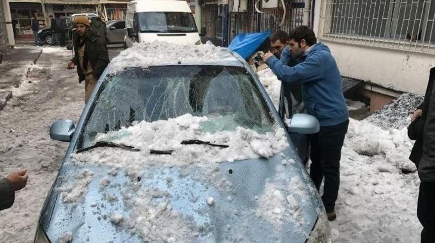 &Ccedil;atıdan D&uuml;şen Kar K&uuml;tleleri İki Araca Zarar Verdi