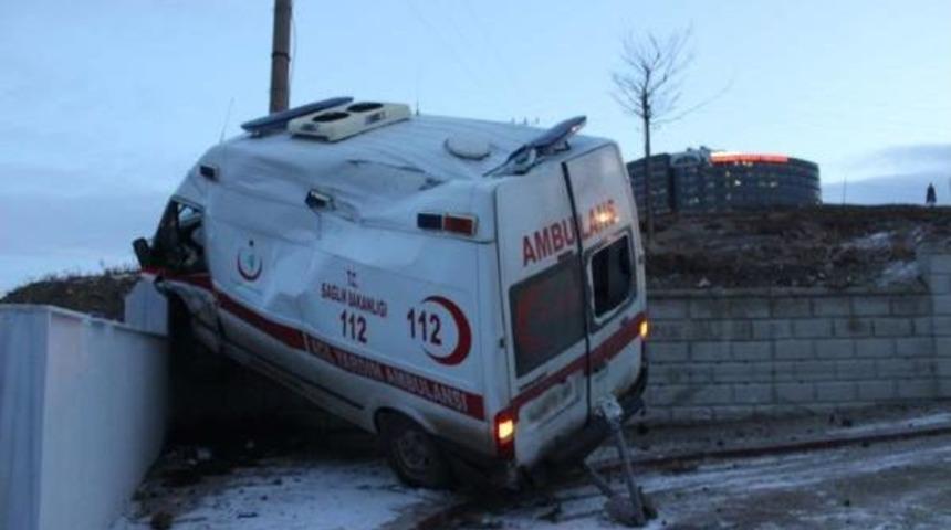 Ambulans Kaza Yaptı: 5 Yaralı
