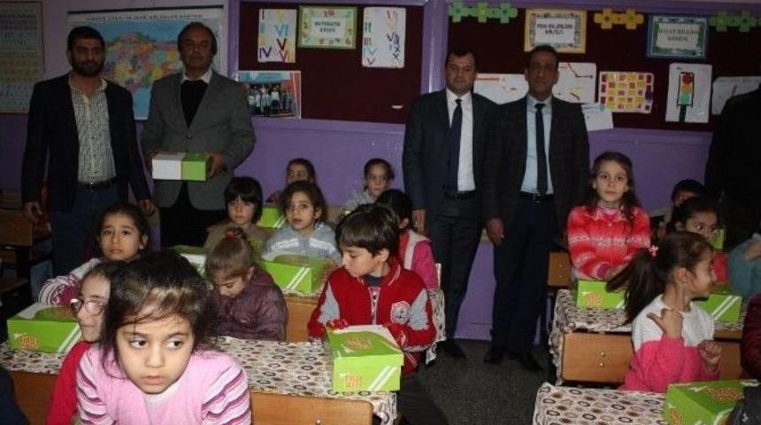 &Ouml;nce Okulu Onardılar Sonra &Ouml;ğrencilerin İhtiya&ccedil;larını Giderdiler