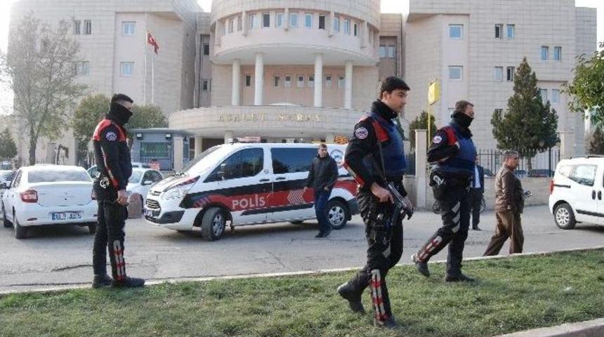 Adliye &Ouml;n&uuml;nde Kavga: 7 Yaralı