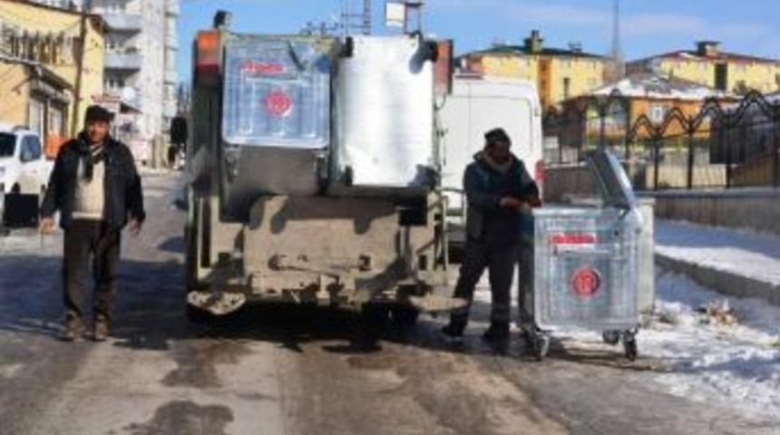 Erciş&rsquo;te &Ccedil;&ouml;p Konteynerleri Yenileme &Ccedil;alışması