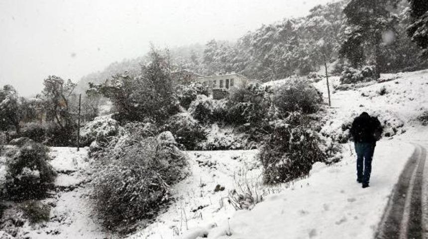 &nbsp;Antalya Kent Merkezinde 23 Yıl Sonra Kar S&uuml;rprizi (5)