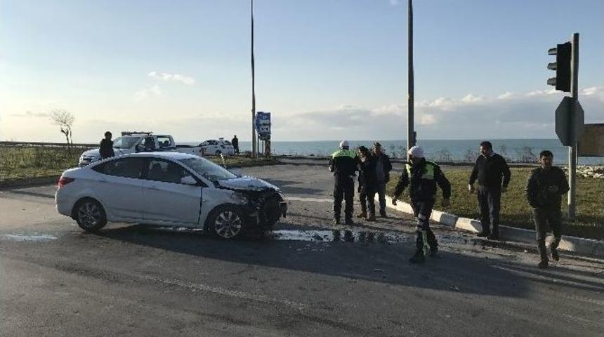 &Ccedil;imento Y&uuml;kl&uuml; Tır, Otomobille &Ccedil;arpıştı